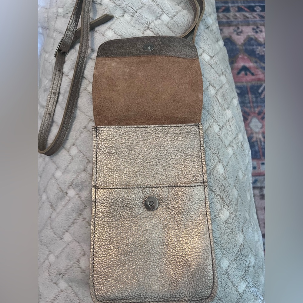Elegant Metallic Crossbody Bag - Picture 2 of 5